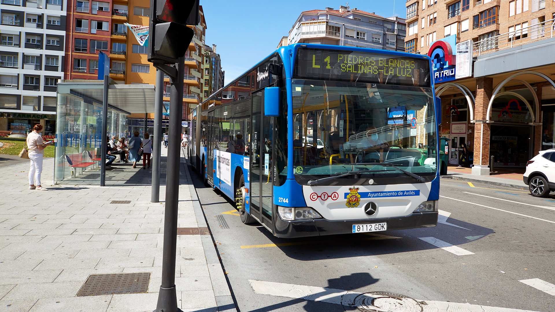 El Bono Joven de Avilés se integra en la tarjeta monedero CONECTA y unificará todos los títulos de transporte público de la comarca